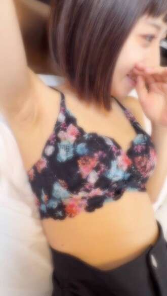 FC2-PPV-4635670 ¡Oferta por tiempo limitado de 1480 puntos! [Sin censura] [Creampie] Se reúne con una joven y delgada esposa. Sus pantalones cortos y su camiseta sin mangas eran los mejores, pero me los quité y la depilé con crema. Limpiando la polla llena de semen de su sucia vagina. *Bono incluido