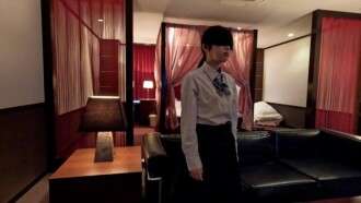 FC2-PPV-4635962 ムギ (18) 155cm 46kg キュートな小さなおっぱい。これは、彼女が指で触られ、顔をなめられ、しゃぶられたチンポで襲われるまでの一部始終が映し出された別のアングルの動画です。