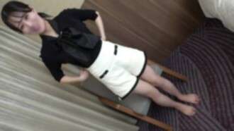 FC2-PPV-4673073 [SSS-Klasse] Eine beliebte Ansagerin zeigt ihren wunderschönen nackten Körper zum ersten Mal in der Öffentlichkeit. Obwohl sie vor Verlegenheit ihr Gesicht versteckt, ist ihre Pussy eng. Sie hofft auf eine tiefe vaginale Ejakulation.