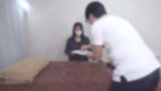 FC2-PPV-4692457 Vente de nouveaux produits à moitié prix jusqu'au 6/1 ! [No/sexe] Une femme au foyer d'une quarantaine d'années avec deux maris est venue au magasin par réservation en ligne. La femme mûre et voluptueuse semblait fatiguée de jouer aux soins, alors nous lui avons fait un massage shiatsu et