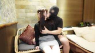 FC2-PPV-4732243 一位19岁的偶像候选人与一位年长的男人上了一堂秘密的课，将被选为选拔小组的成员。她用那个老男人的硬鸡巴和粘腻的技巧达到了高潮。她接受体内射精是为了发光。